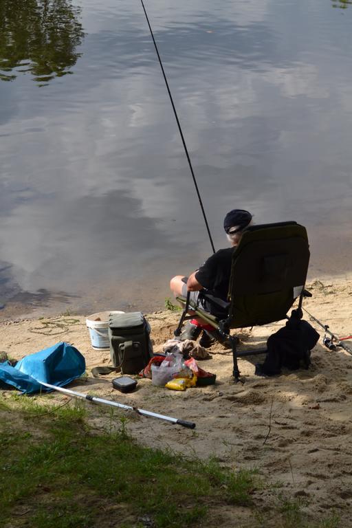 Отель Camping Des Ribieres Конфолан Экстерьер фото